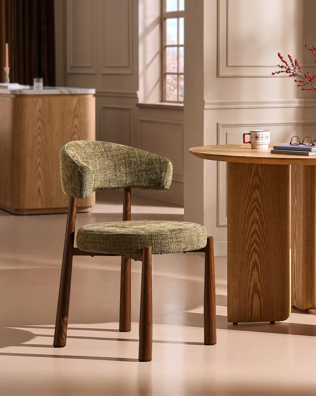 Ansel olivgrön Chenille Dining Chair, stylad i en naturlig, samtida inredning