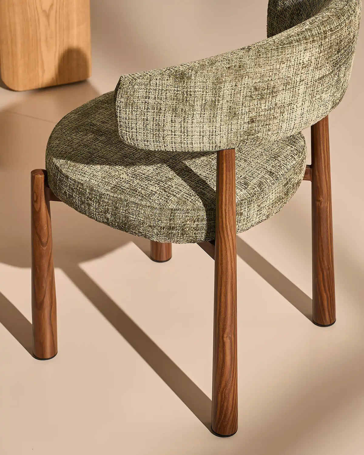 Ansel olivgrön Chenille Dining Chair – ryggstödsdesign och bakre profil