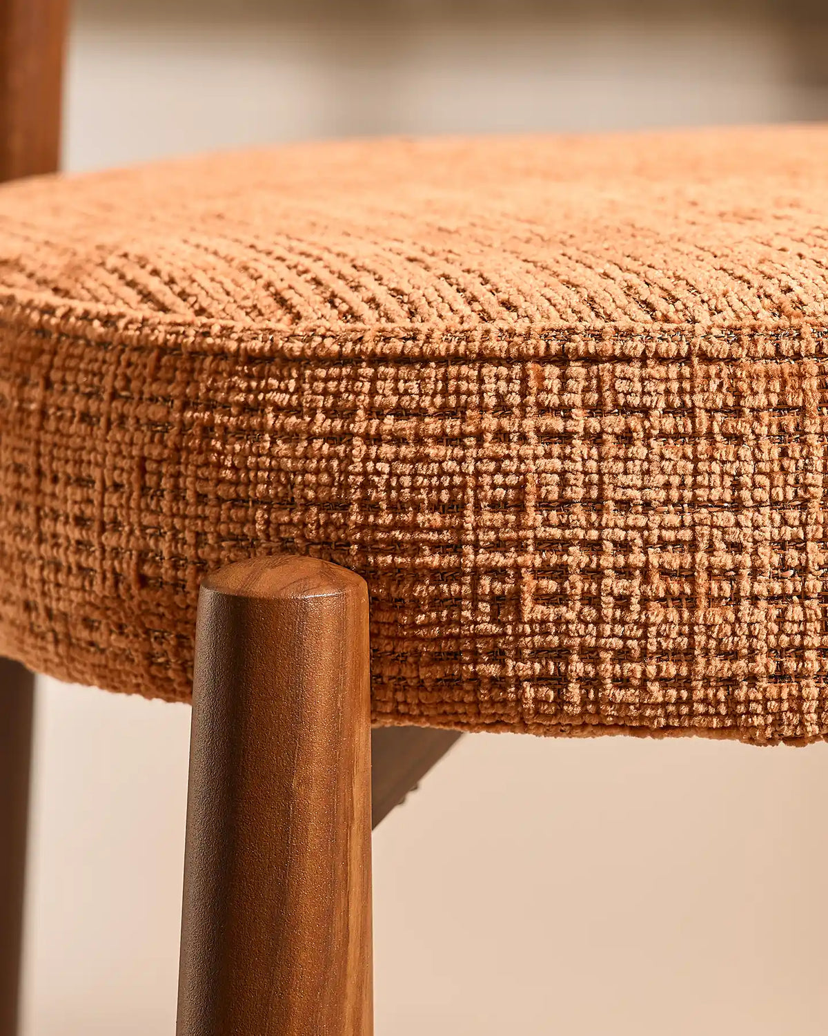 Ansel rostorange Chenille Dining Chair – närbild av det texturerade Chenille Fabric