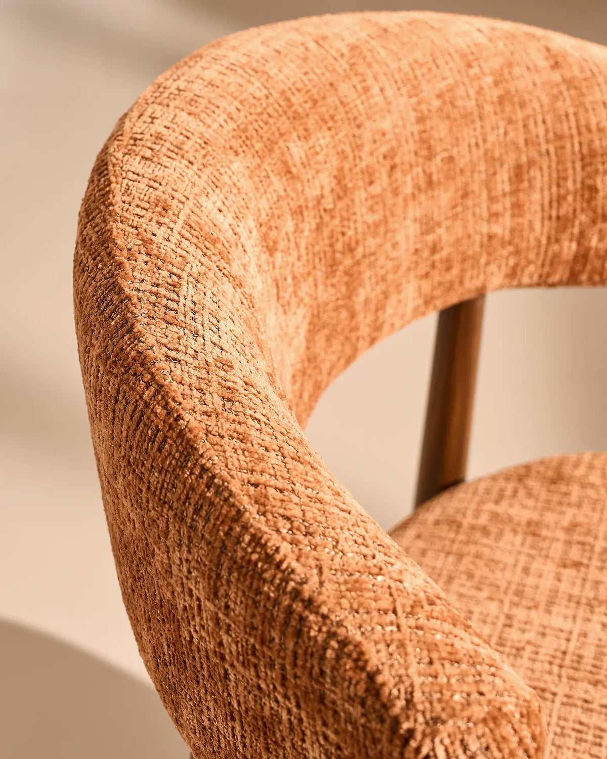 Ansel rostorange Chenille Dining Chair – närbild av det texturerade Chenille Fabric