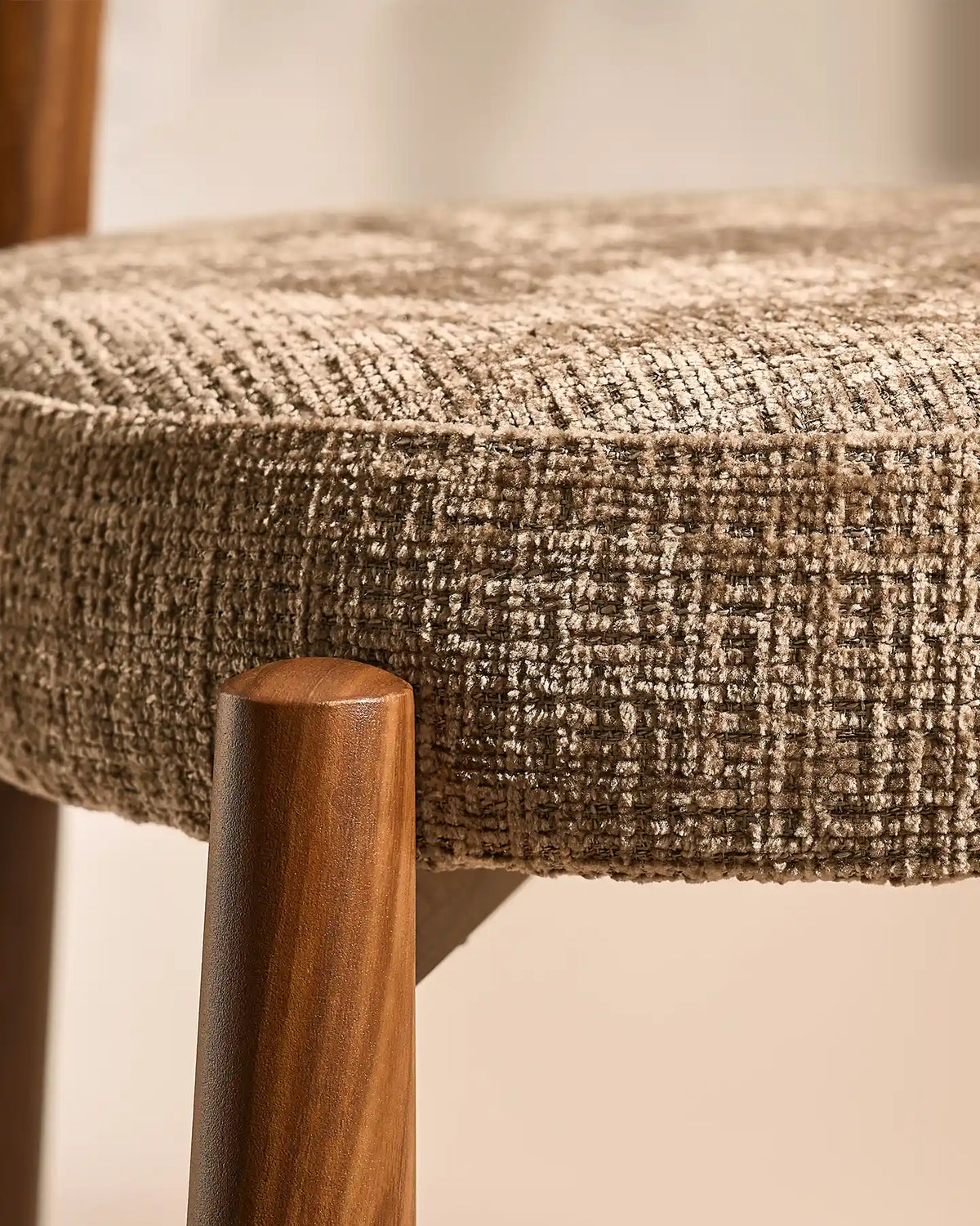 Ansel Taupe Chenille Dining Chair – Närbild av den texturerade Chenille Fabric