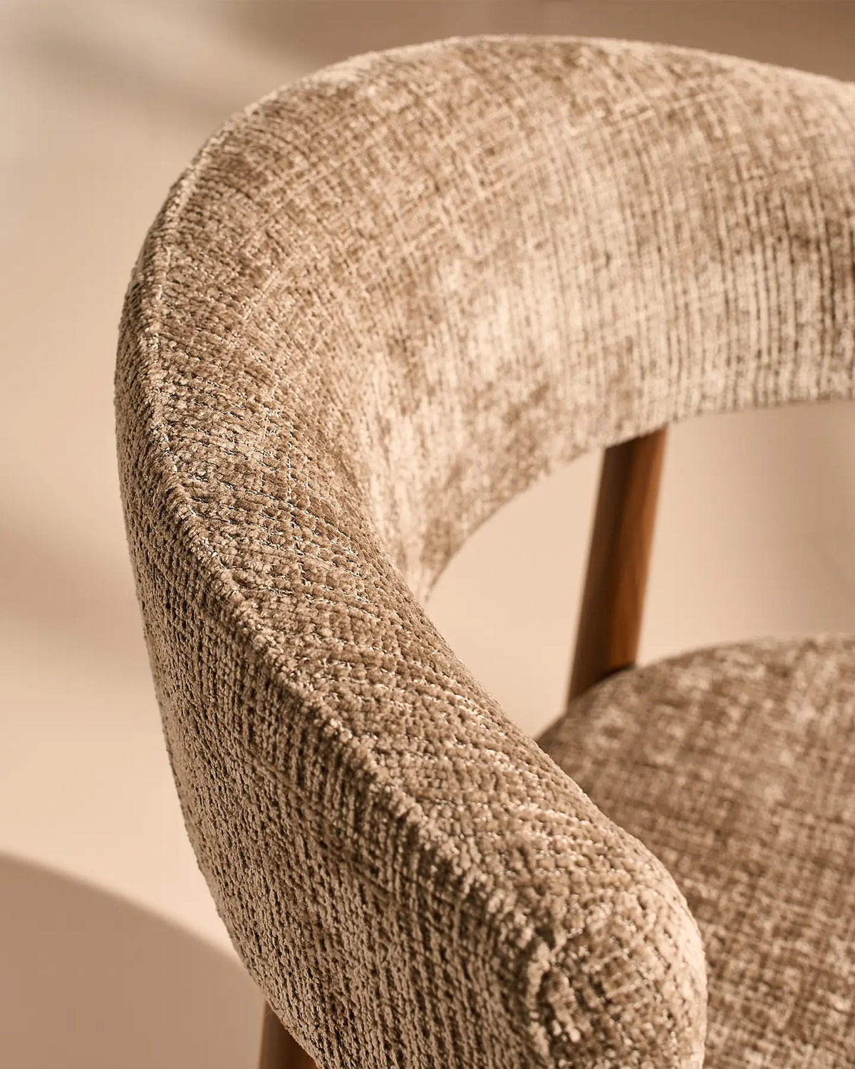 Ansel Taupe Chenille Dining Chair – Närbild av den texturerade Chenille Fabric