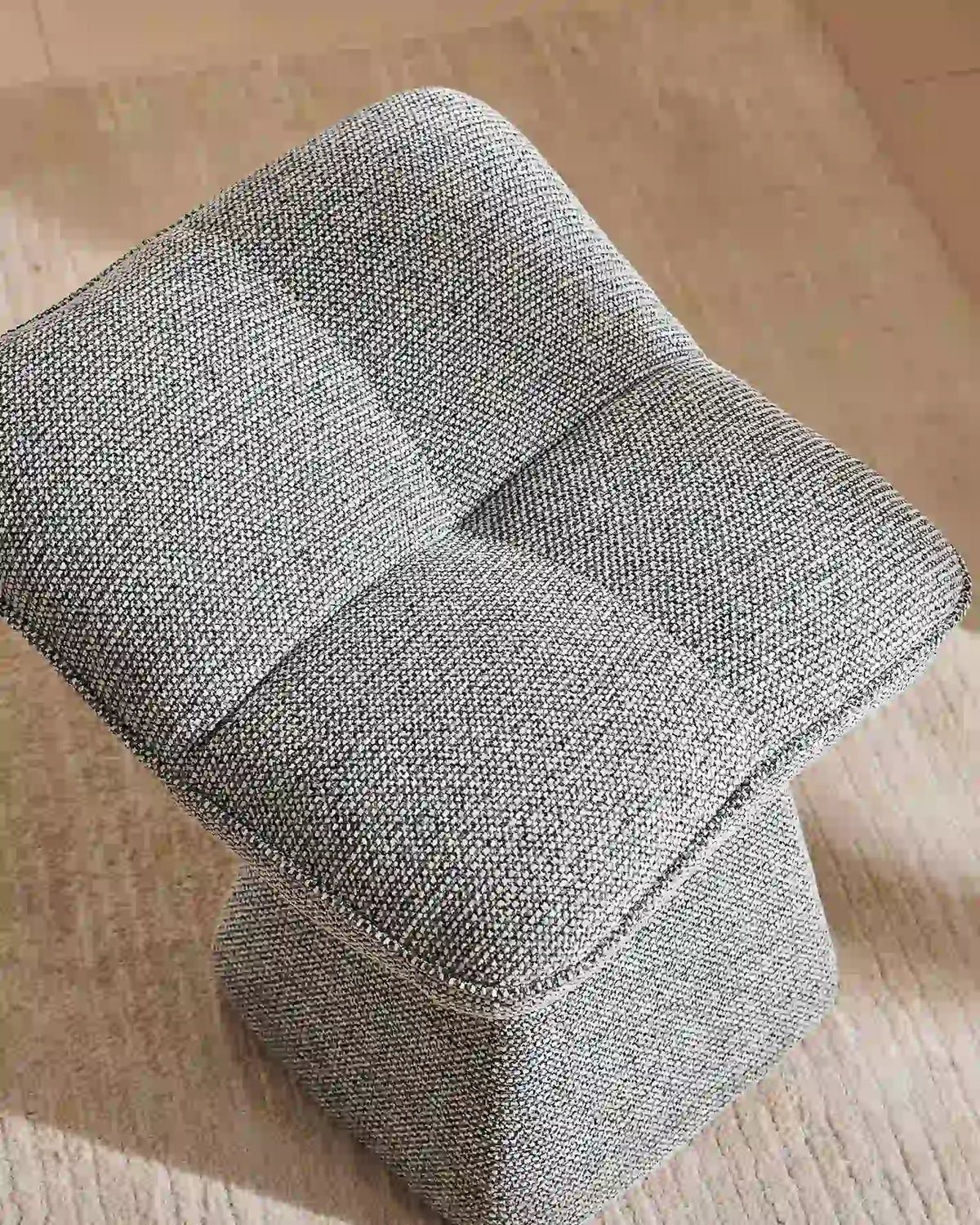 Tabouret de coiffeuse Liora Gris avec rembourrage en mousse généreux et tissu en chenille douce