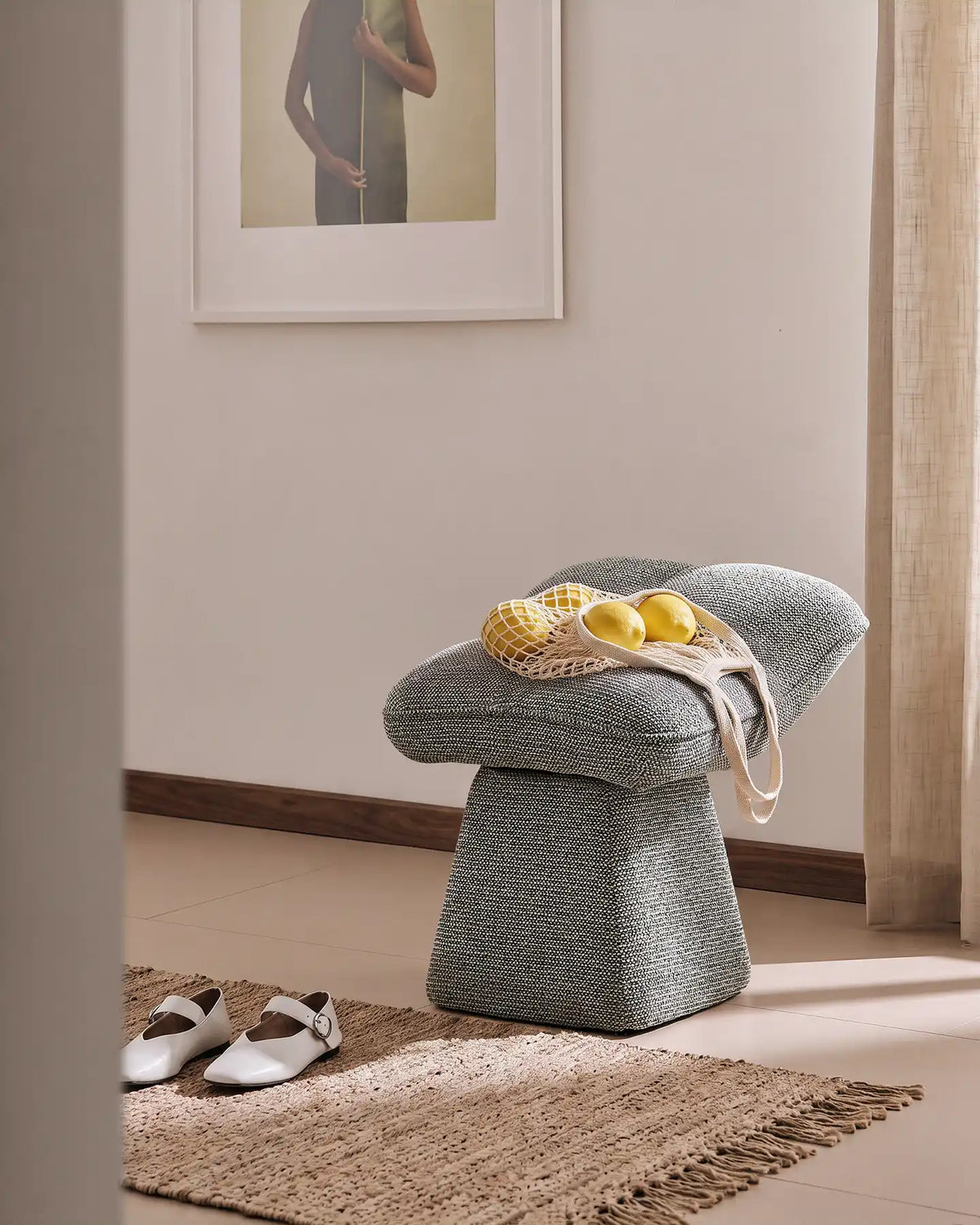 Tabouret pivotant en chenille gris Liora dans un intérieur de chambre à coucher délicatement stylé
