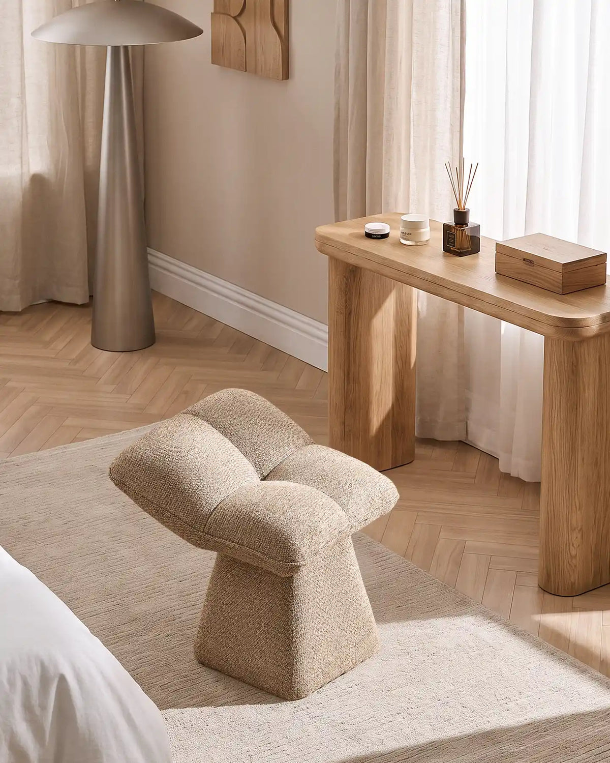 Tabouret en chenille Khaki Liora présenté sur une coiffeuse moderne