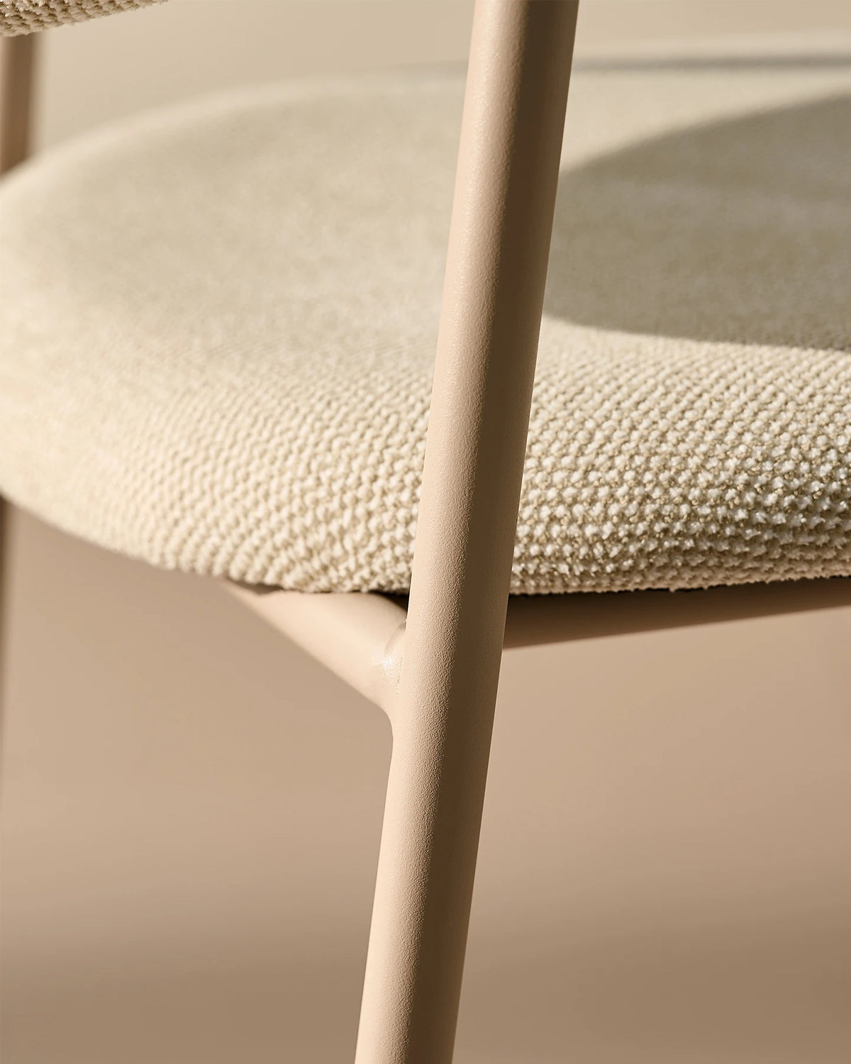 Chaise de salle à manger Rowan Crème avec un cadre en métal noir élancé et une structure épurée