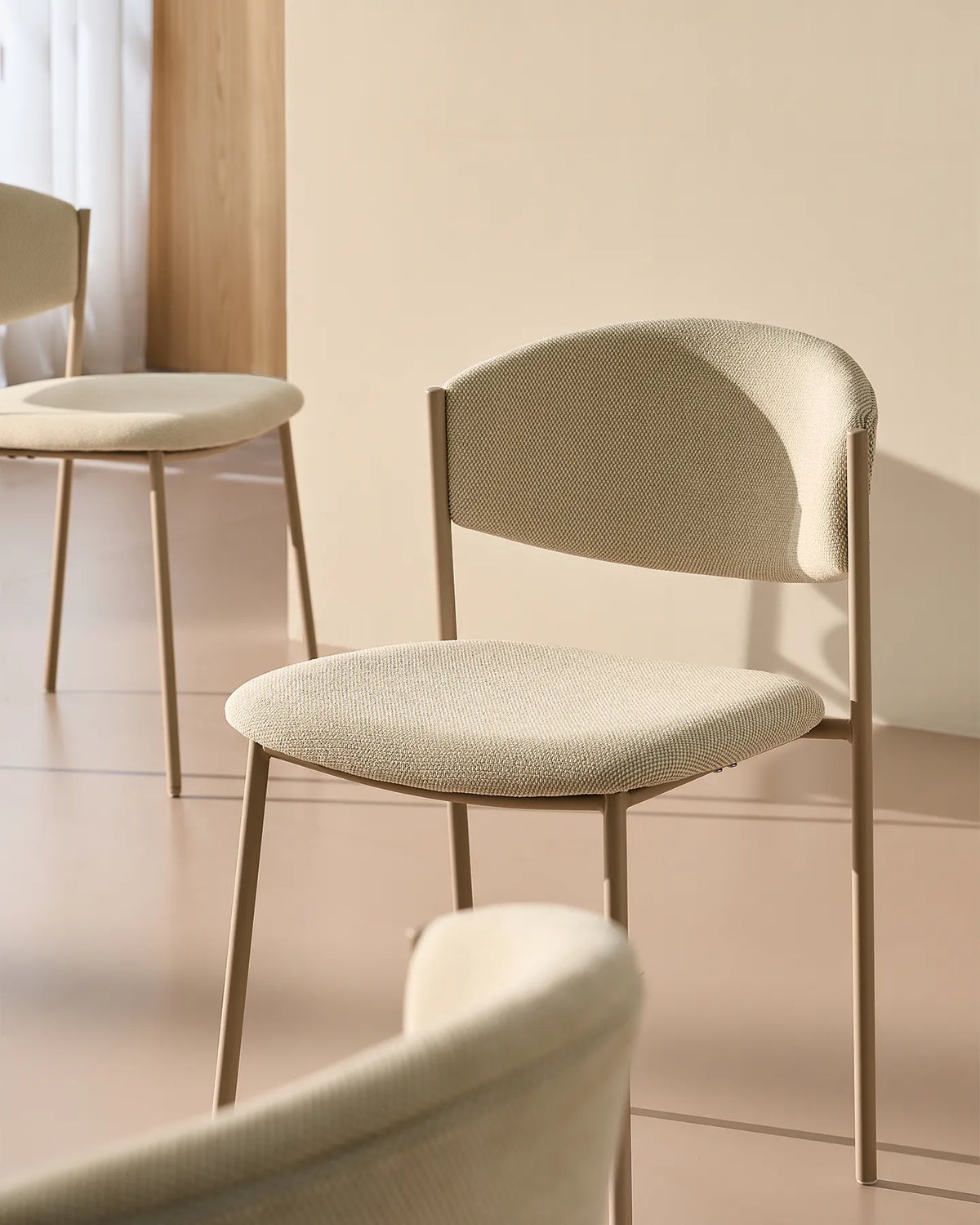 Chaise de salle à manger en mélange de lin crème Rowan avec un dossier enveloppant doucement et un siège sculpté