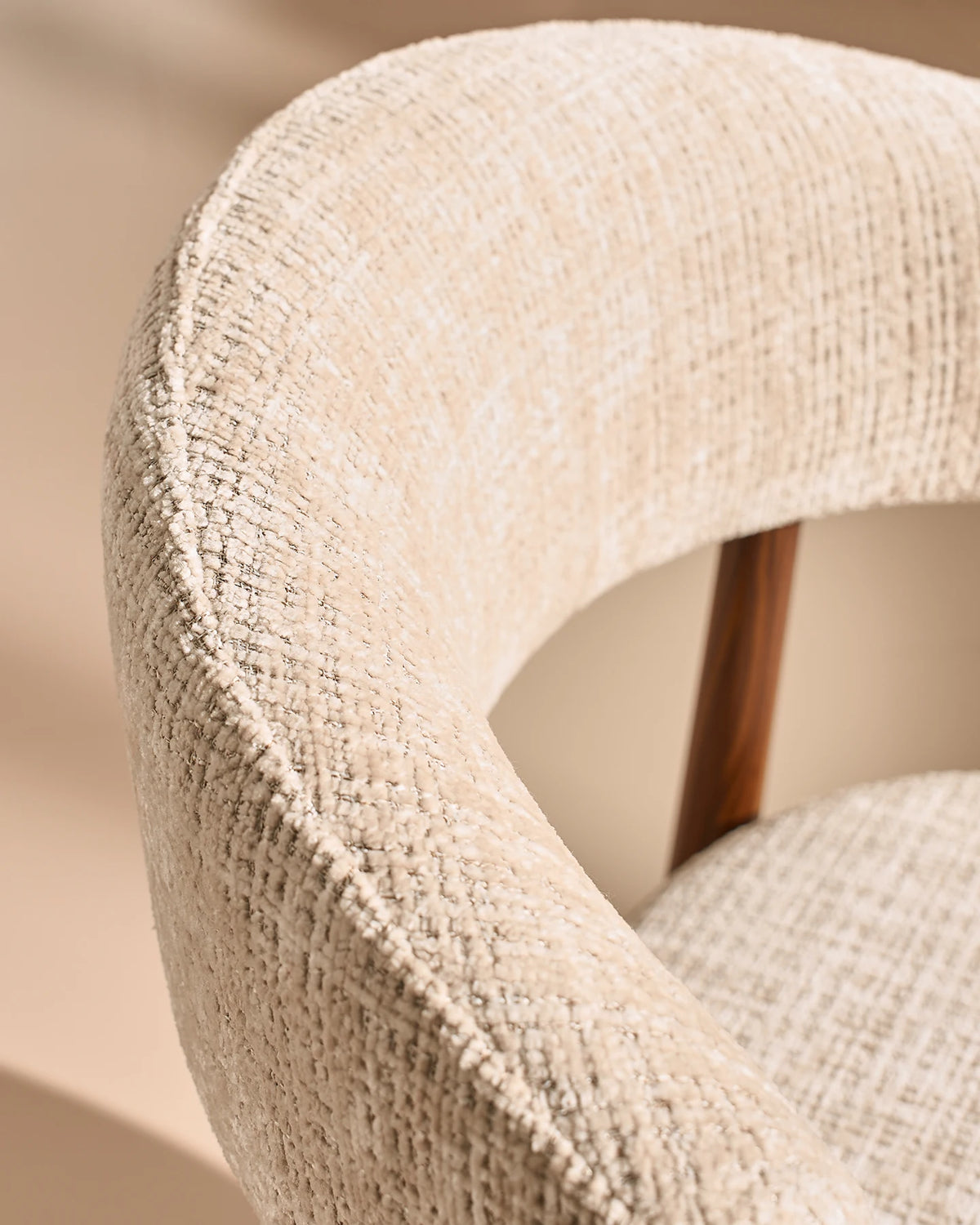 Ansel Cream Chenille Dining Chair – Närbild av det texturerade Chenille Fabric
