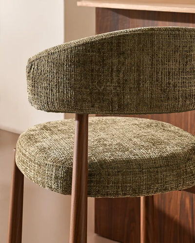 Ansel Barkruk in olijfgroene Chenille – met gebogen rugleuning en gestoffeerde afwerking