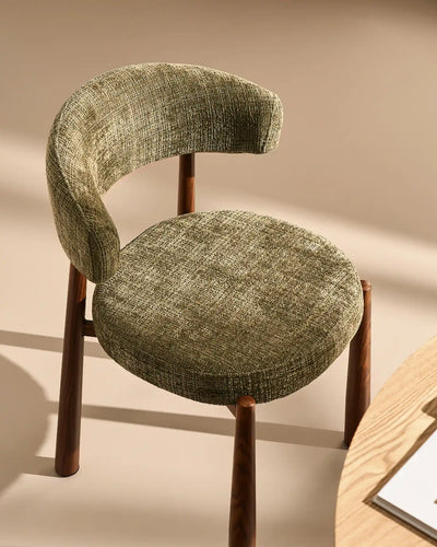 Ansel olivgrön Chenille Dining Chair, stylad i en naturlig, samtida inredning