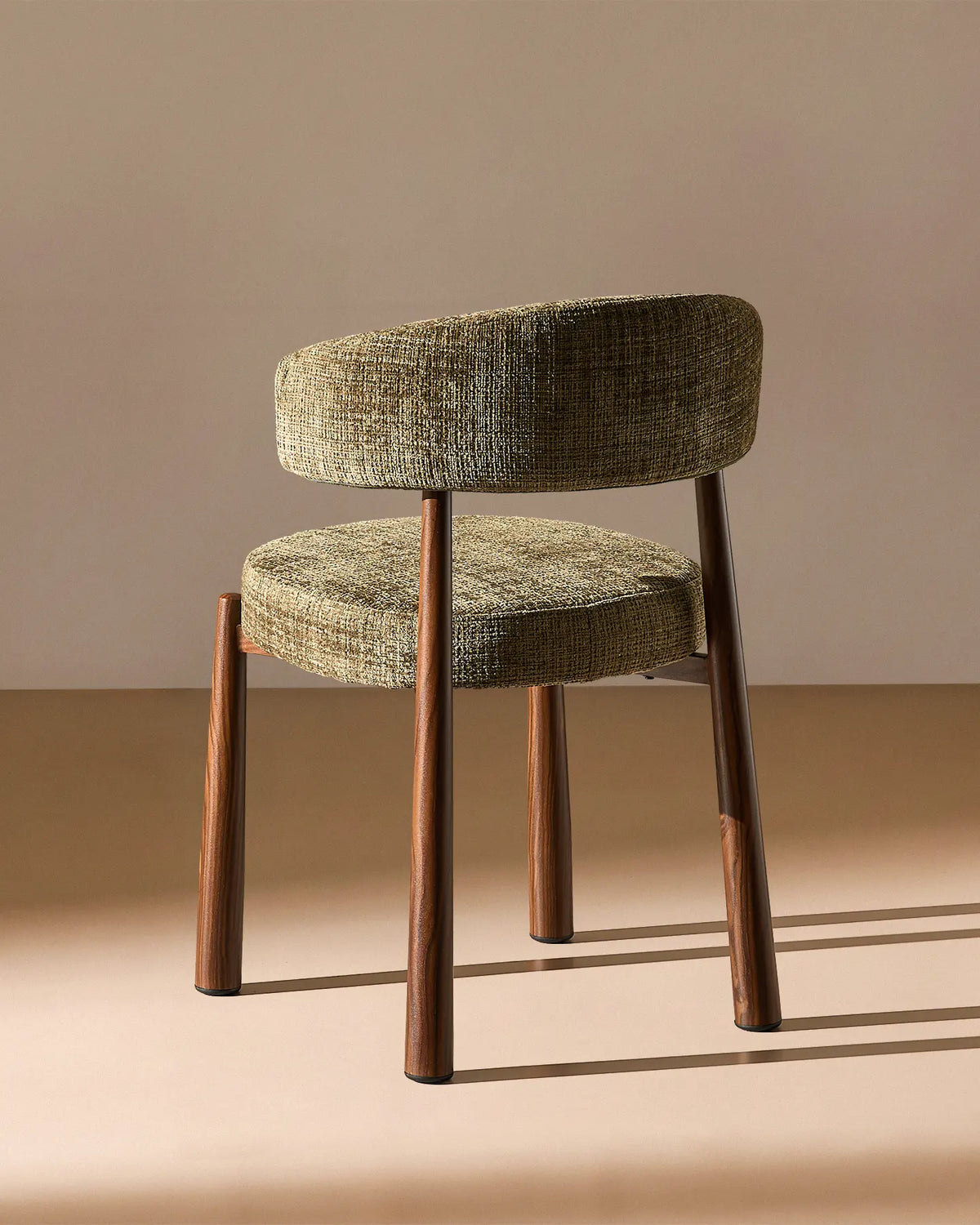 Ansel olivgrön Chenille Dining Chair – ryggstödsdesign och bakre profil