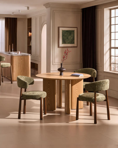 Ansel olivgröna Chenille Dining Chairs tillsammans med ett matbord i en naturlig interiör