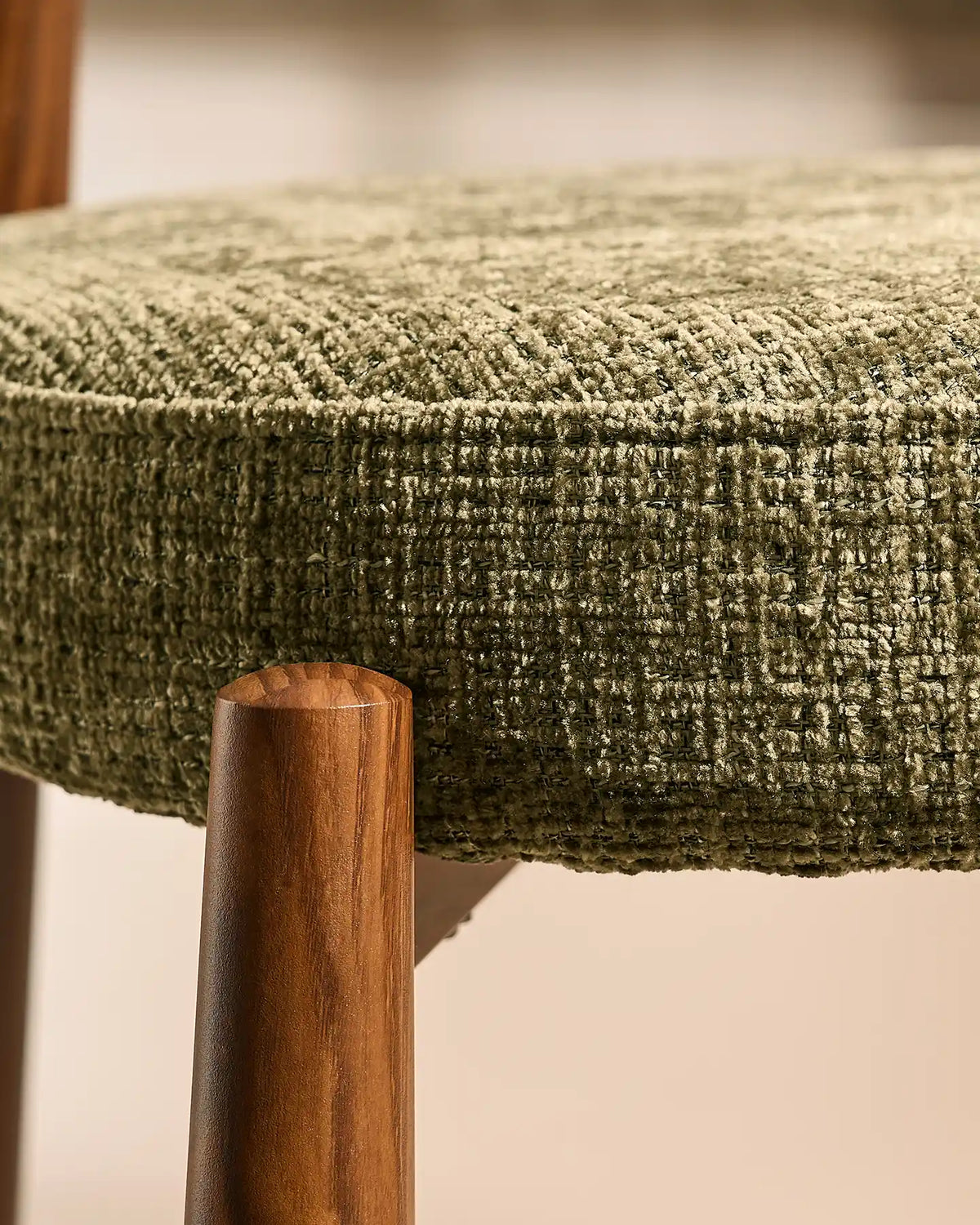 Ansel olivgrön Chenille Dining Chair – närbild av det texturerade Chenille Fabric
