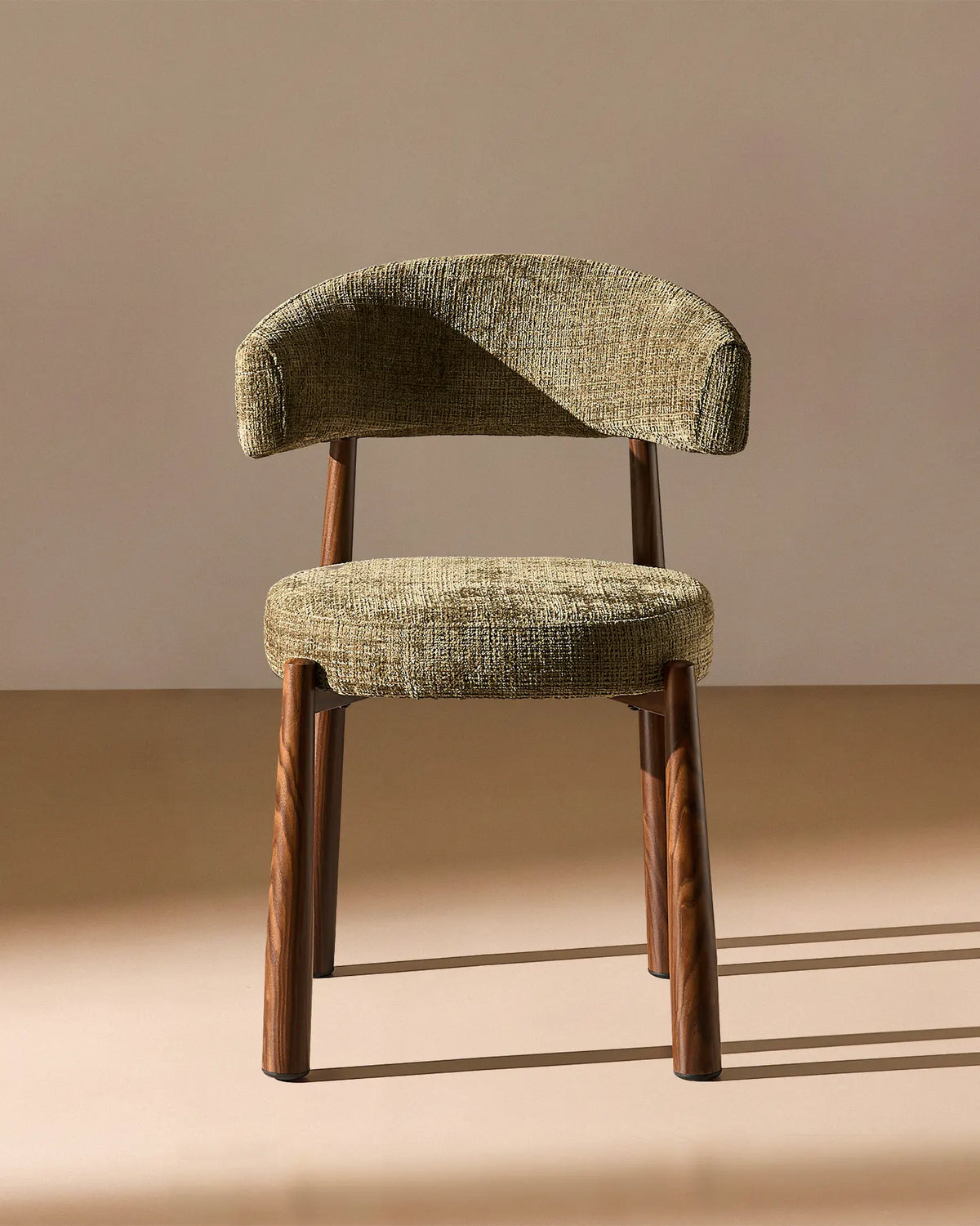 Ansel olivgrön Chenille Dining Chair – framifrån, med klädd sits och rygg