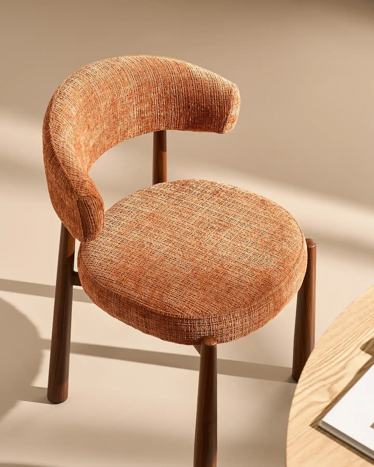 Ansel rostorange Chenille Dining Chair, stylad i en varm och modern interiör