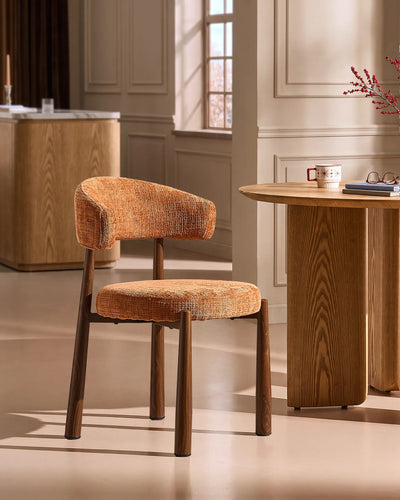 Ansel rostorange Chenille Dining Chair, stylad i en varm och modern interiör