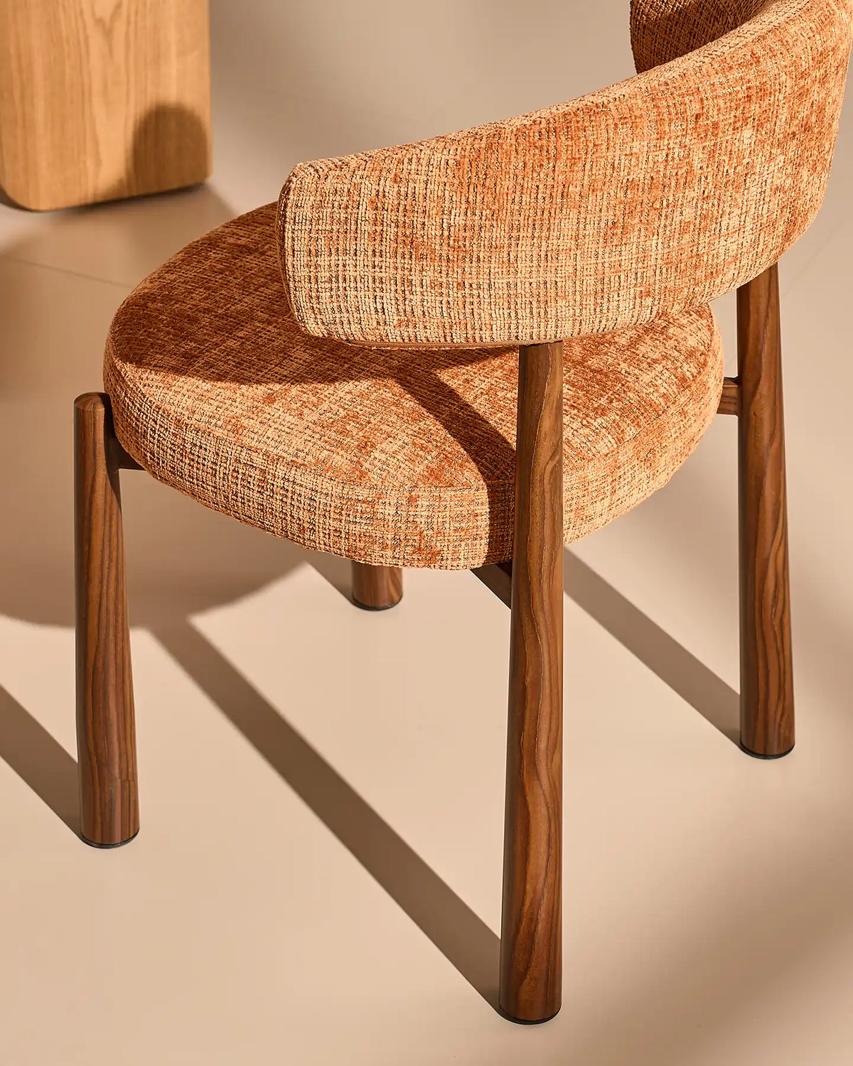 Ansel rostorange Chenille Dining Chair – ryggstödsdesign och bakifrån