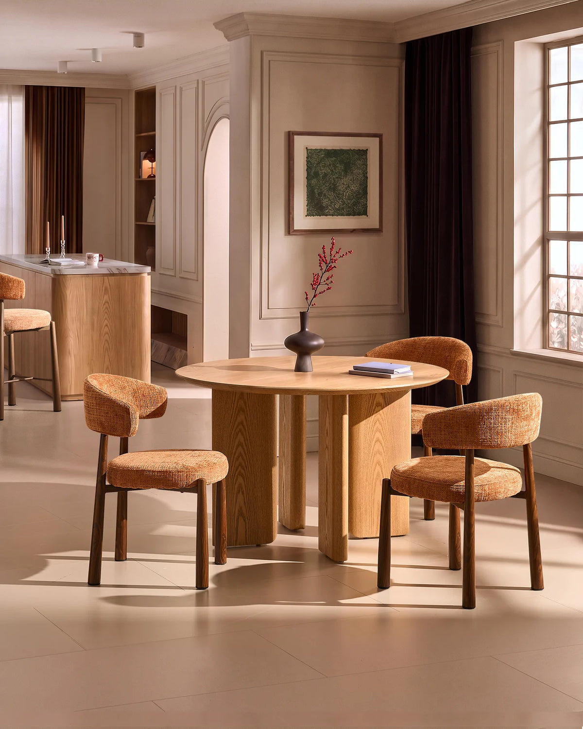 Ansel rostorange Chenille Dining Chairs tillsammans med ett matbord i en varm interiör