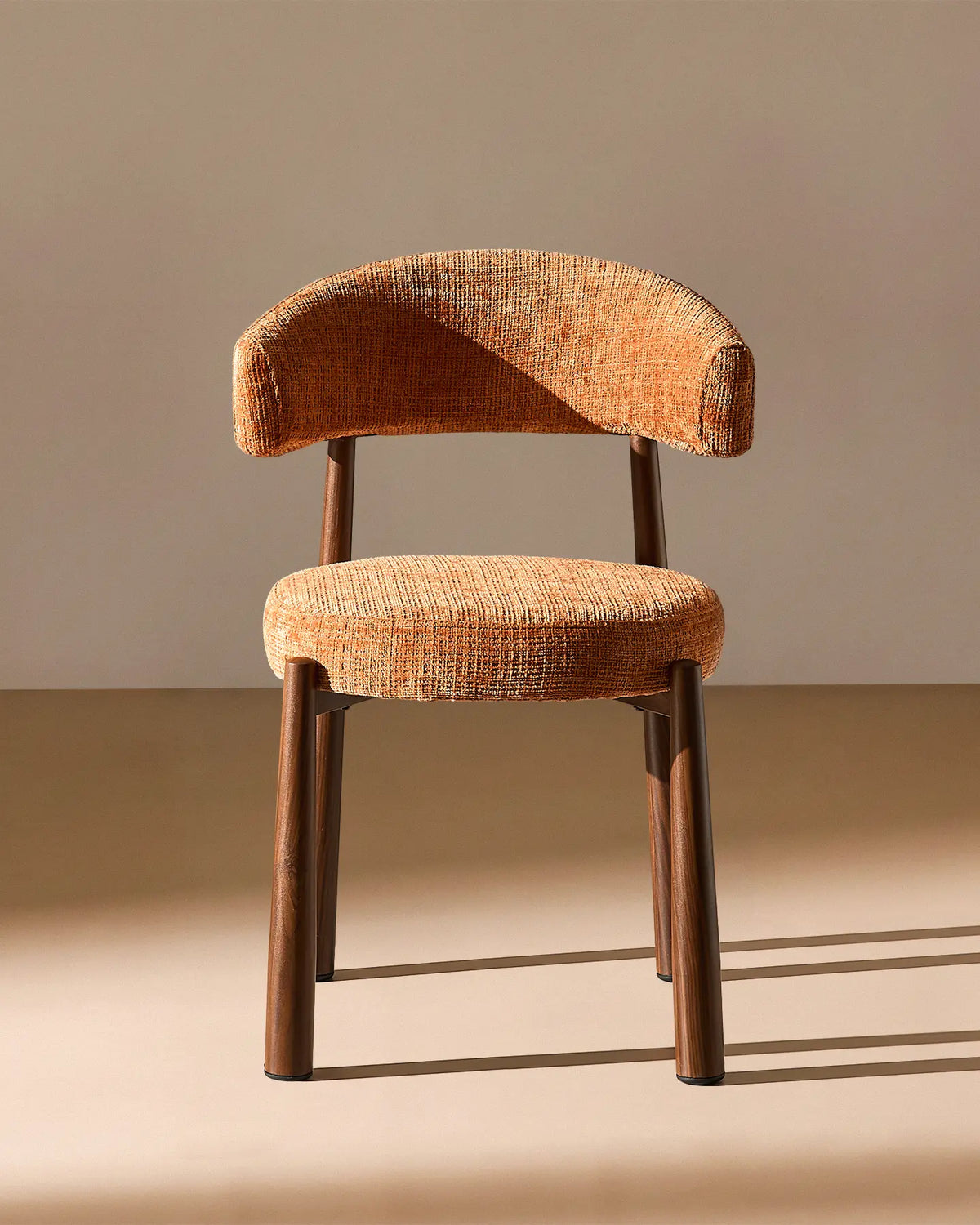 Ansel rostorange Chenille Dining Chair – Framifrån av den klädda sitsen och ryggstödet