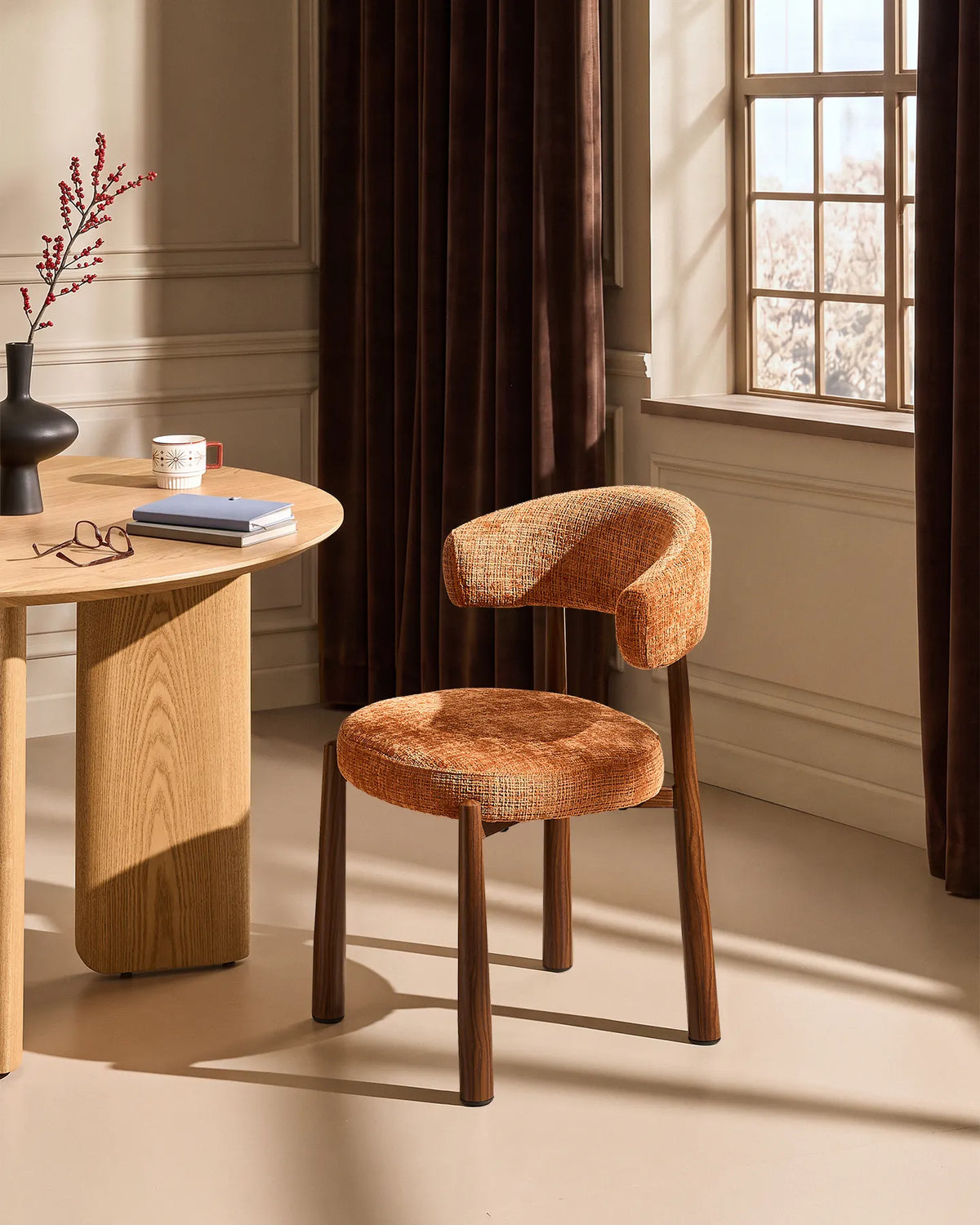Ansel rostorange Chenille Dining Chair – varm färg och särpräglad karaktär