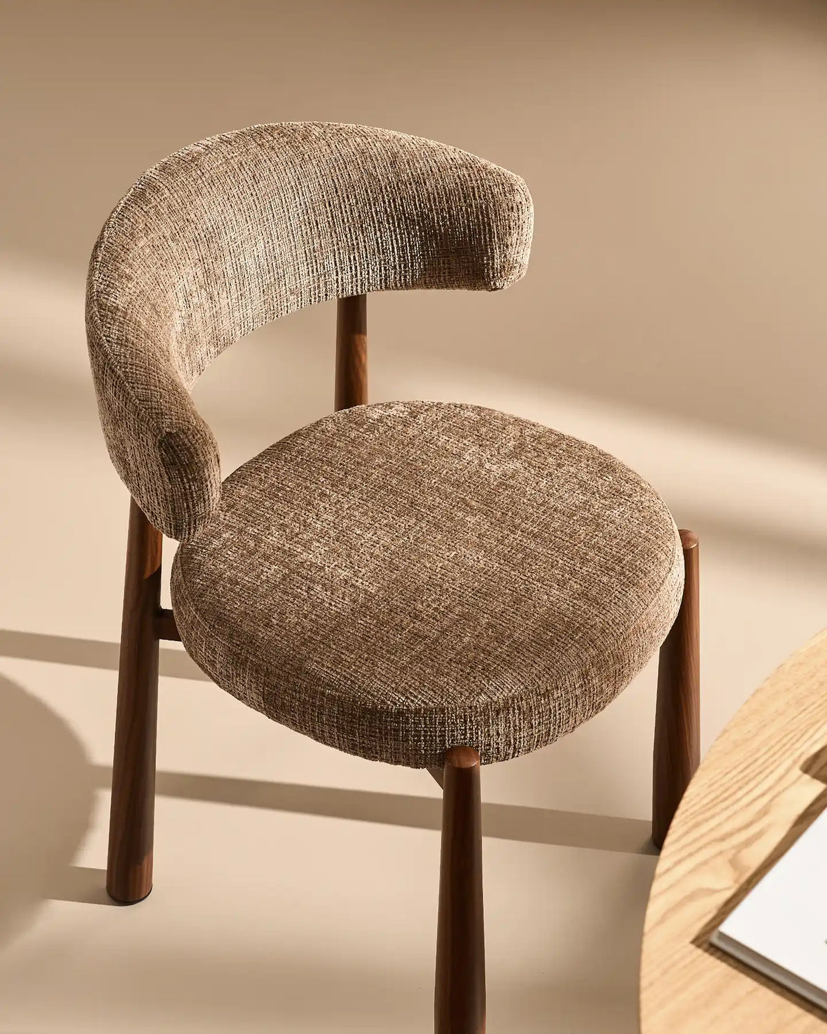 Ansel Taupe Chenille Dining Chair, stylad i en lugn, neutral inredning