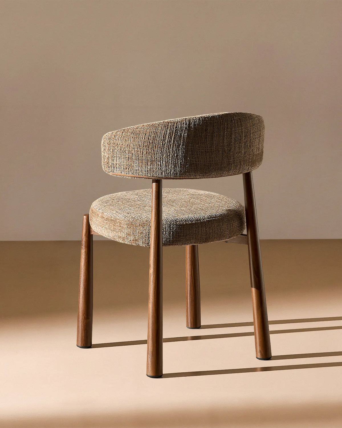 Ansel Taupe Chenille Dining Chair – ryggstödsdesign och profil bakifrån