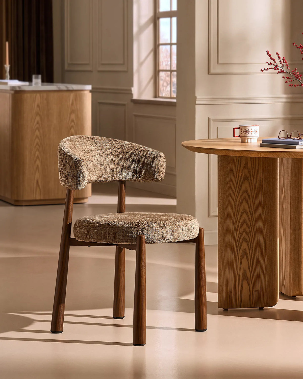 Ansel Taupe Chenille Dining Chair, stylad i en lugn, neutral inredning