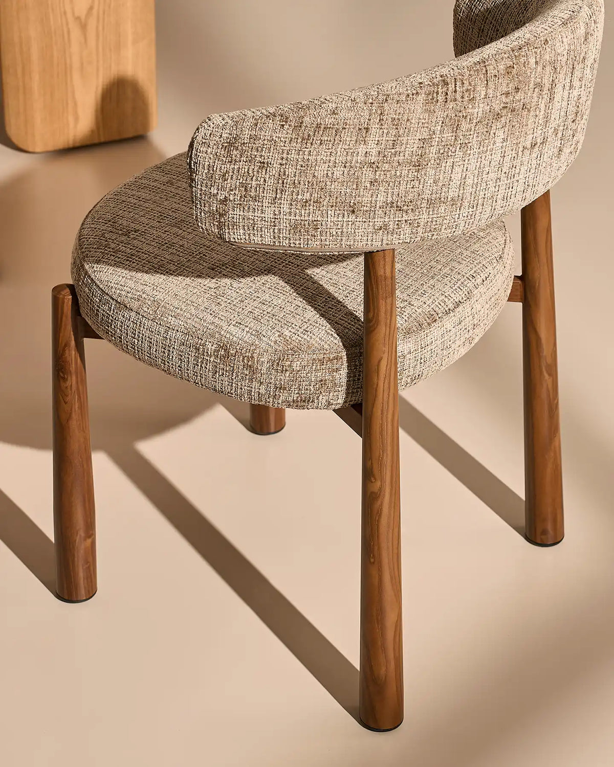 Ansel Taupe Chenille Dining Chair – ryggstödsdesign och profil bakifrån