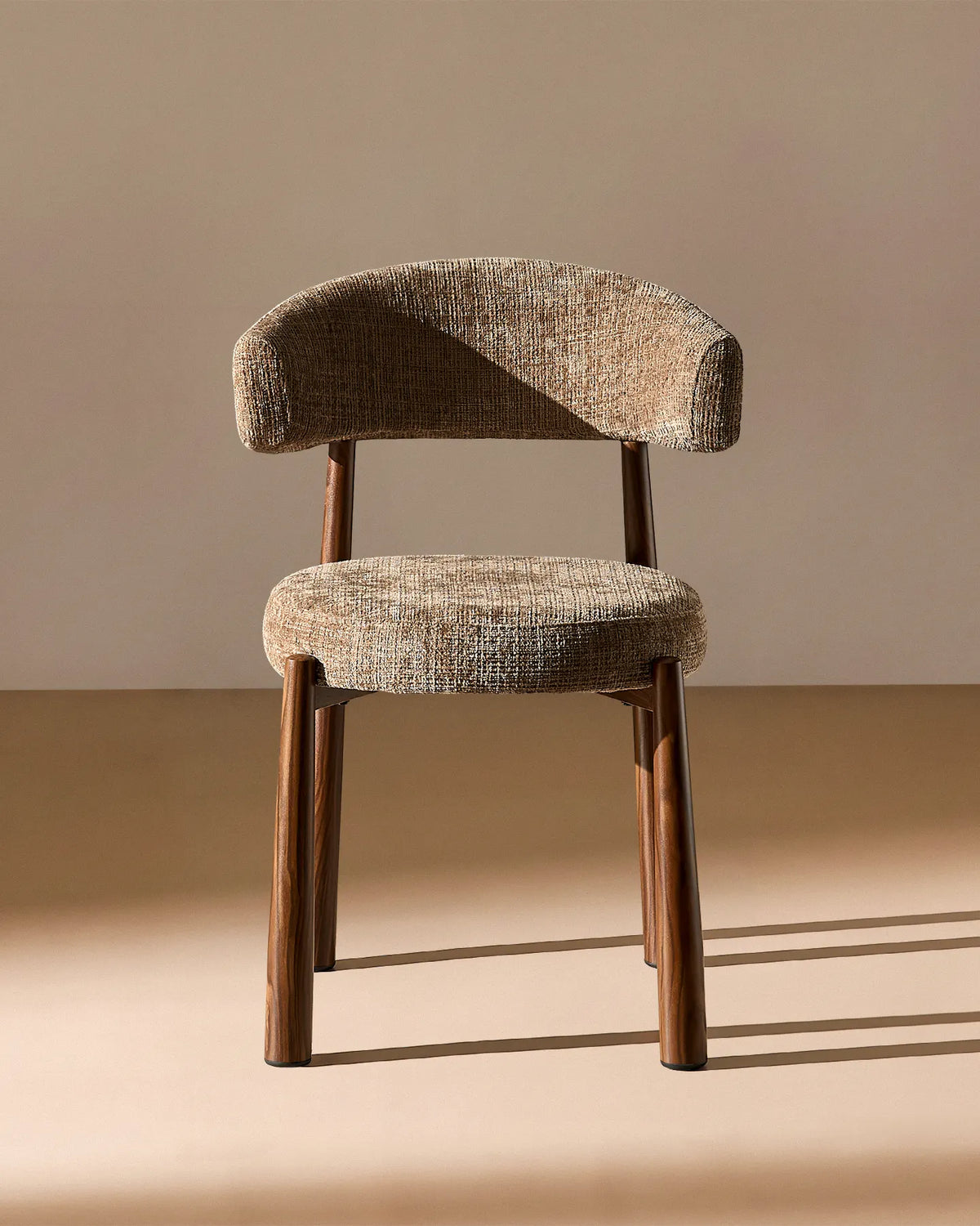 Ansel Taupe Chenille Dining Chair – Framifrån av den klädda sitsen och ryggstödet