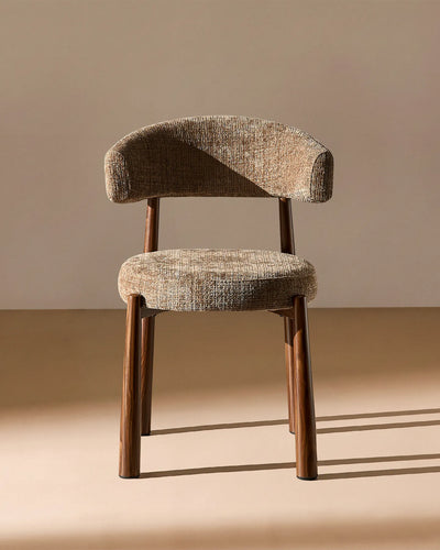 Ansel Taupe Chenille Dining Chair – Framifrån av den klädda sitsen och ryggstödet