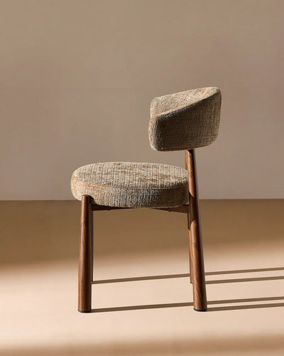 Ansel Taupe Chenille Dining Chair – sidoprofil och böjd silhuett