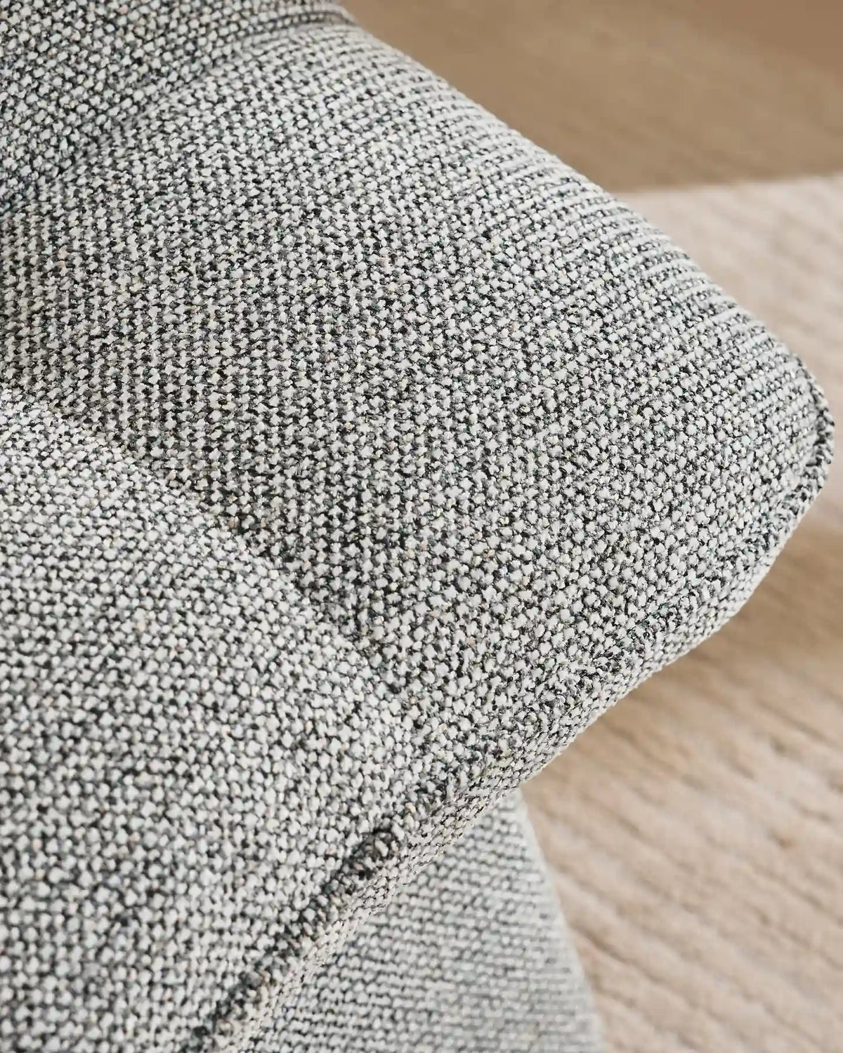 Tabouret de maquillage Liora Grey avec revêtement en chenille légèrement rembourré