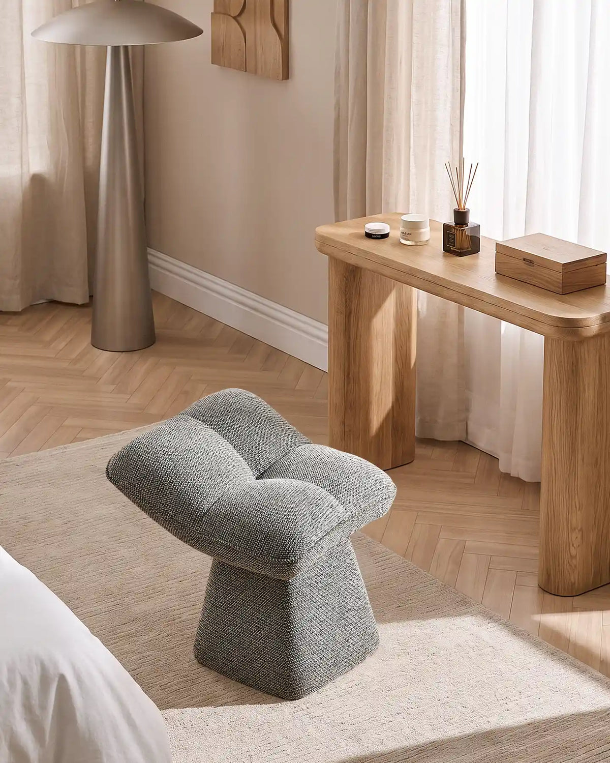 Tabouret en chenille Liora Grey, présenté sur une coiffeuse moderne