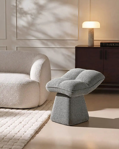 Tabouret de maquillage Liora Gris apportant une touche sculpturale douce à l'intérieur