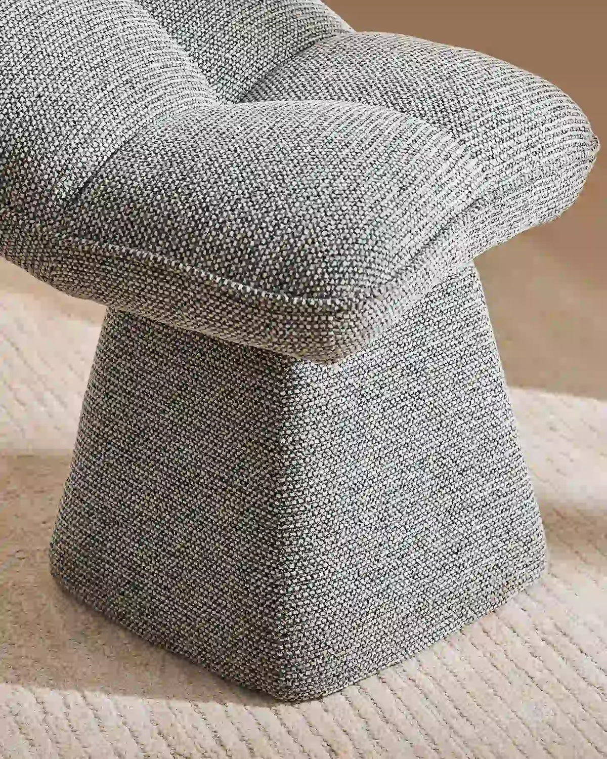 Tabouret de maquillage en chenille grise Liora à base effilée