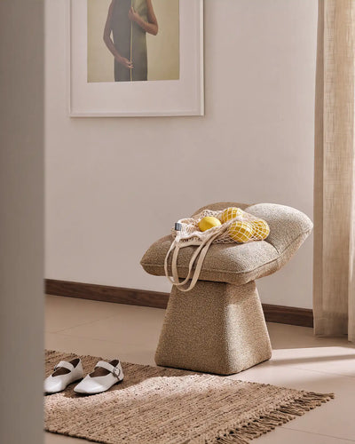 Tabouret pivotant en chenille khaki de Liora dans un intérieur de chambre à coucher au style doux