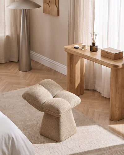 Tabouret en chenille Khaki Liora présenté sur une coiffeuse moderne