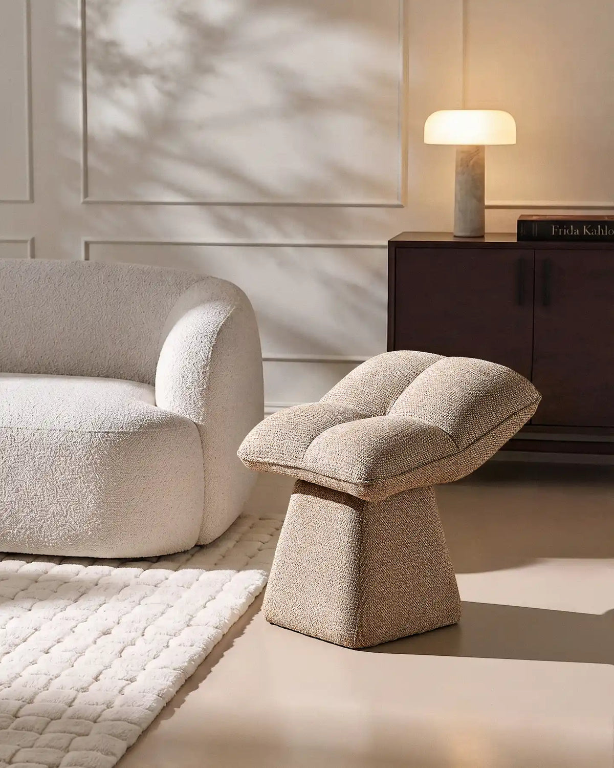 Tabouret de maquillage Liora Khaki qui ajoute une touche sculpturale douce à l'intérieur