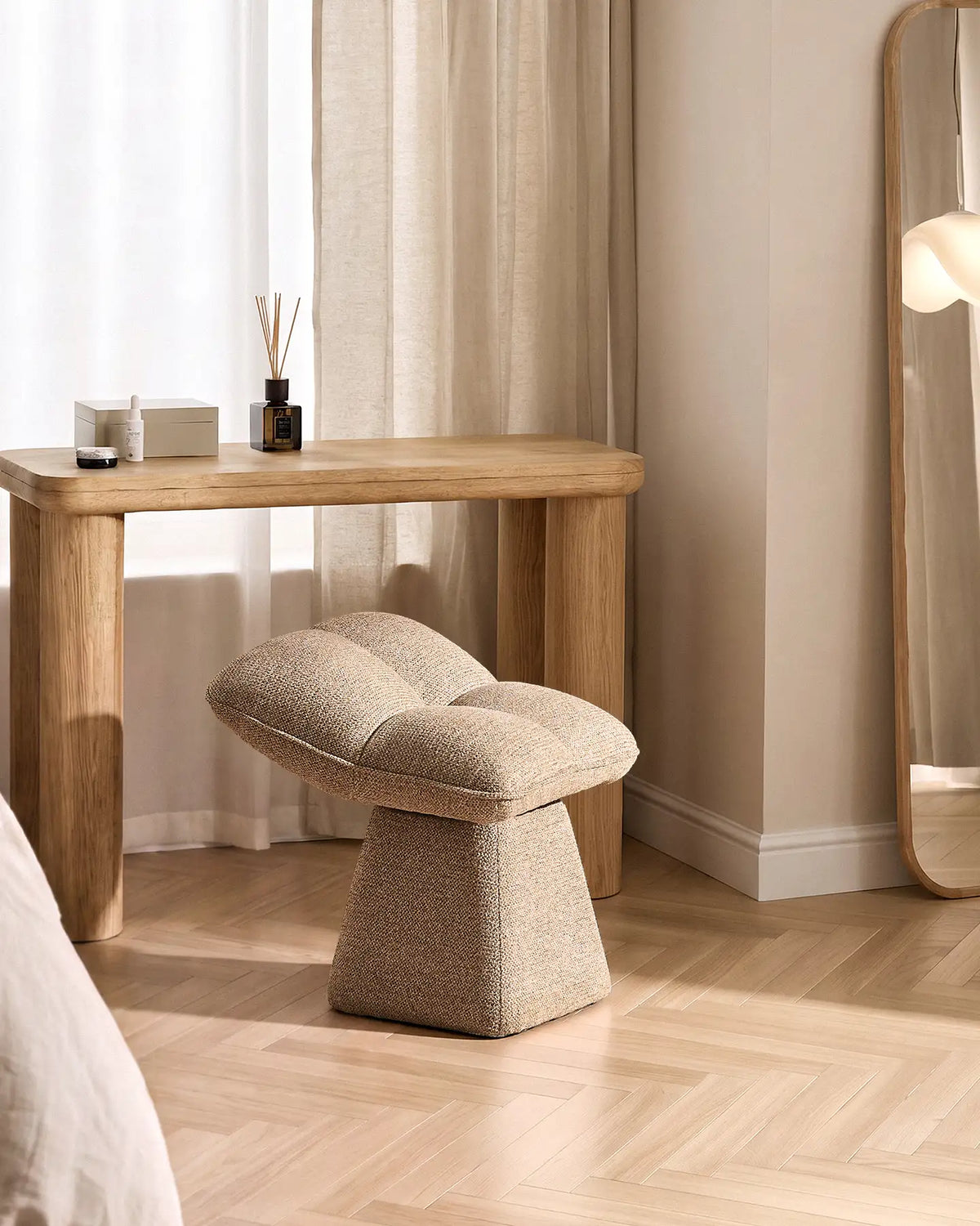 Tabouret de maquillage en chenille khaki Liora avec dossier légèrement arrondi.