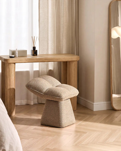 Tabouret de maquillage en chenille khaki Liora avec dossier légèrement arrondi.